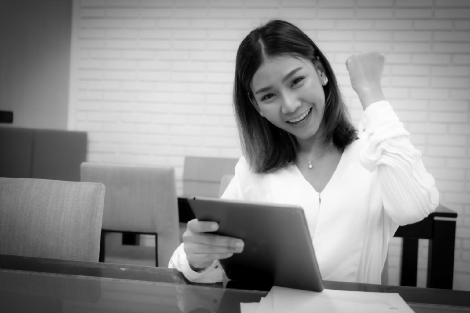 Spazio di lavoro tipografico con strumenti e caratteri tipografici