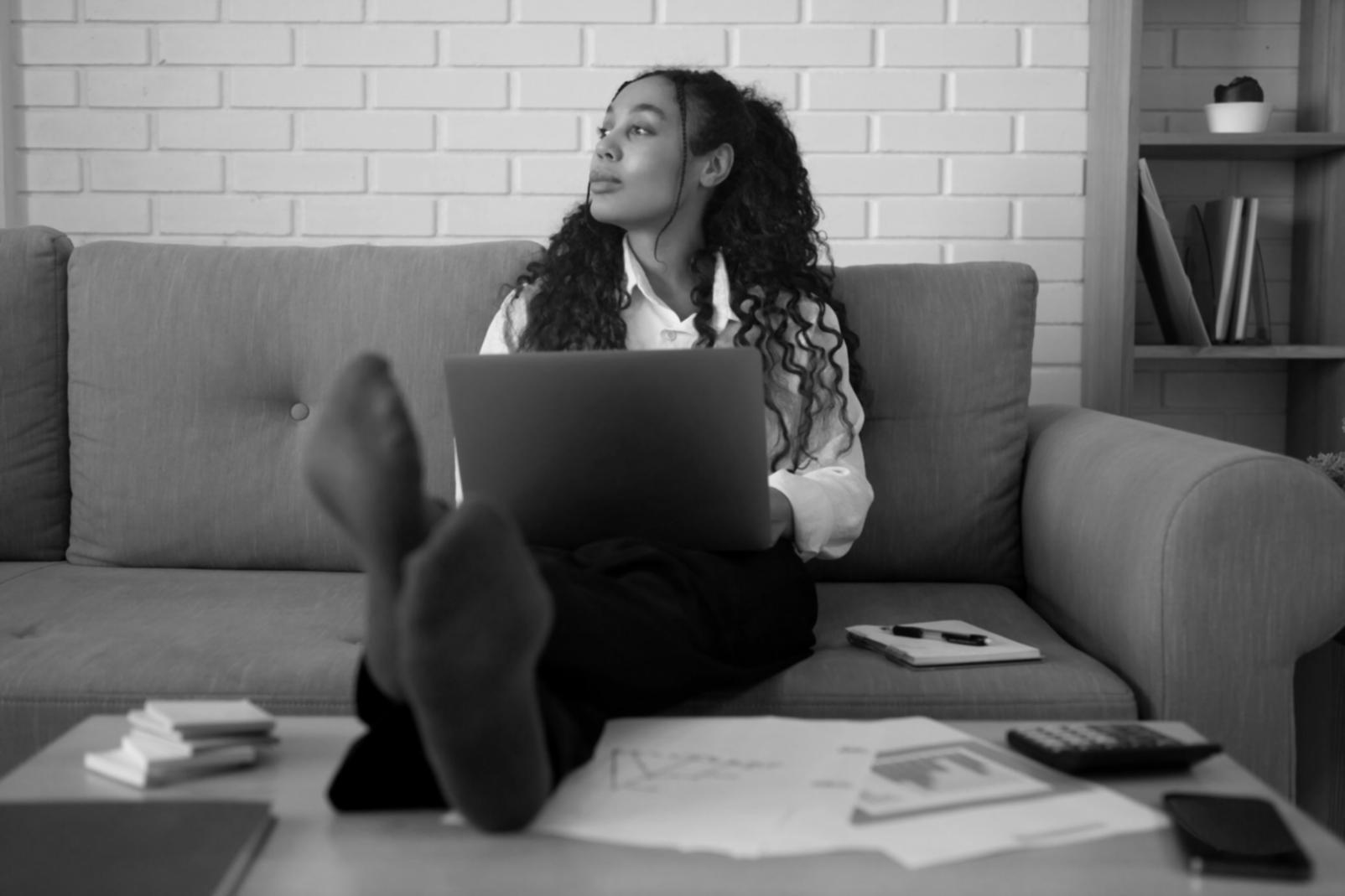 Studente che lavora su progetto di tipografia web