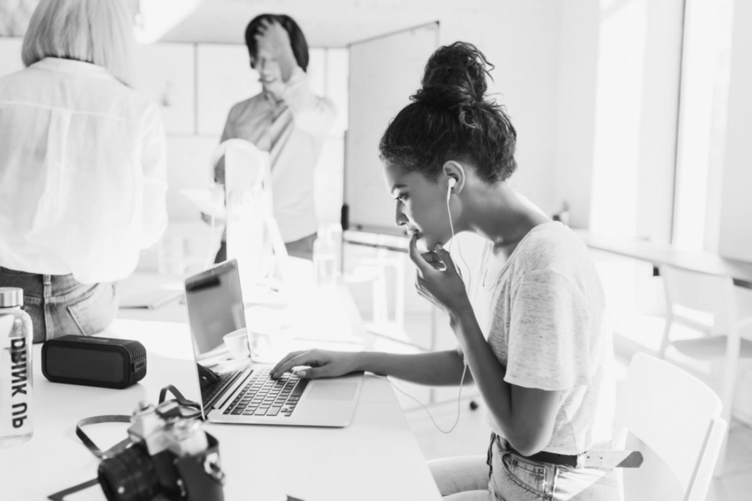 Team di professionisti che lavorano su progetti tipografici digitali